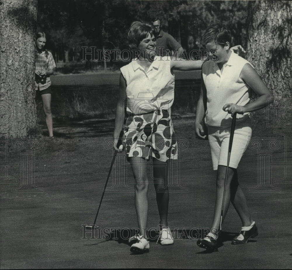 1970 Press Photo Golfers JoAnn Washam and Rita Weihai - sps13132- Historic Images