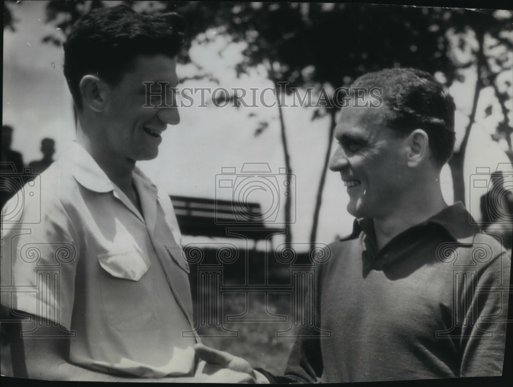 1941 Press Photo Bud Ward, Spokane amateur golfer, shakes hands with loser, Berl- Historic Images