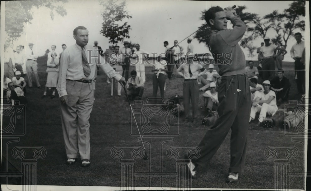 1939 Press Photo Bud Ward (right), Spokane golfer, swings the golf club- Historic Images