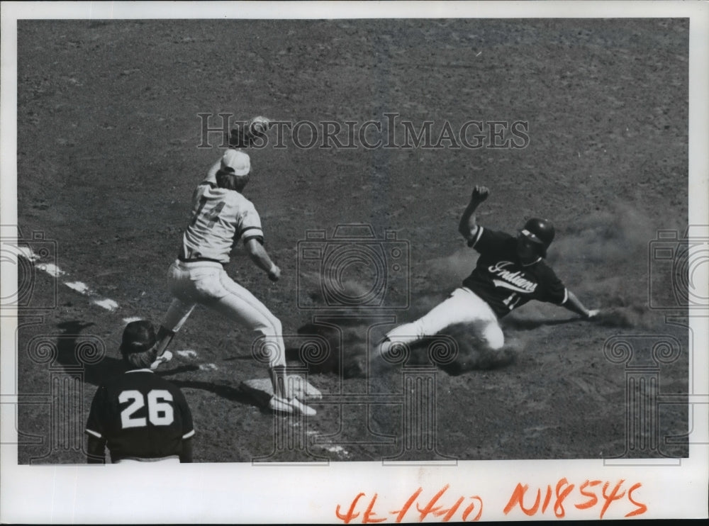 1977 Press Photo Len Sakata Slides Towards Third Base Hoping to Beat the Ball- Historic Images