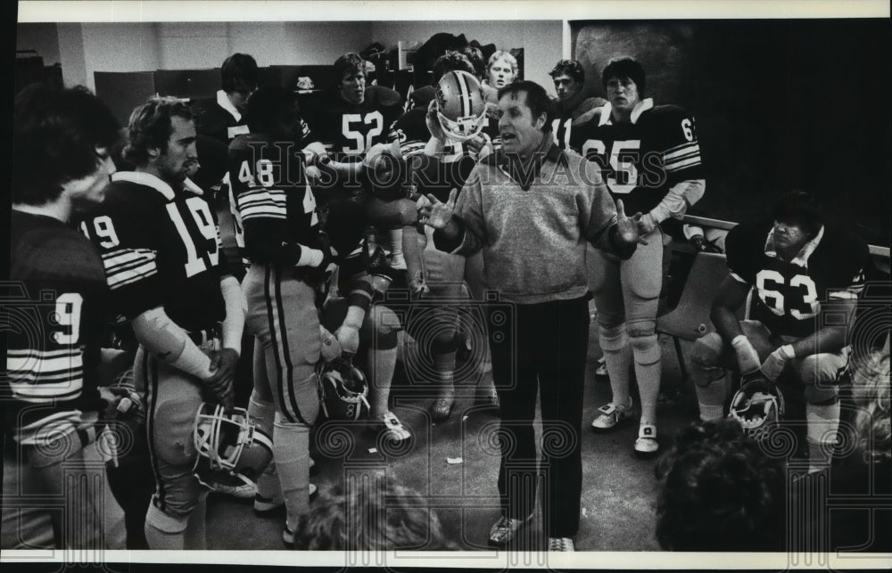 1982 Press Photo Jim Walden Talks to His Team in the Locker Room - sps13159- Historic Images