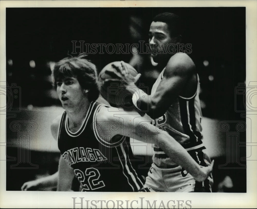 1980 Press Photo Jim Wagoner Blocks the Run of Steve Harriel In Basketball Game- Historic Images