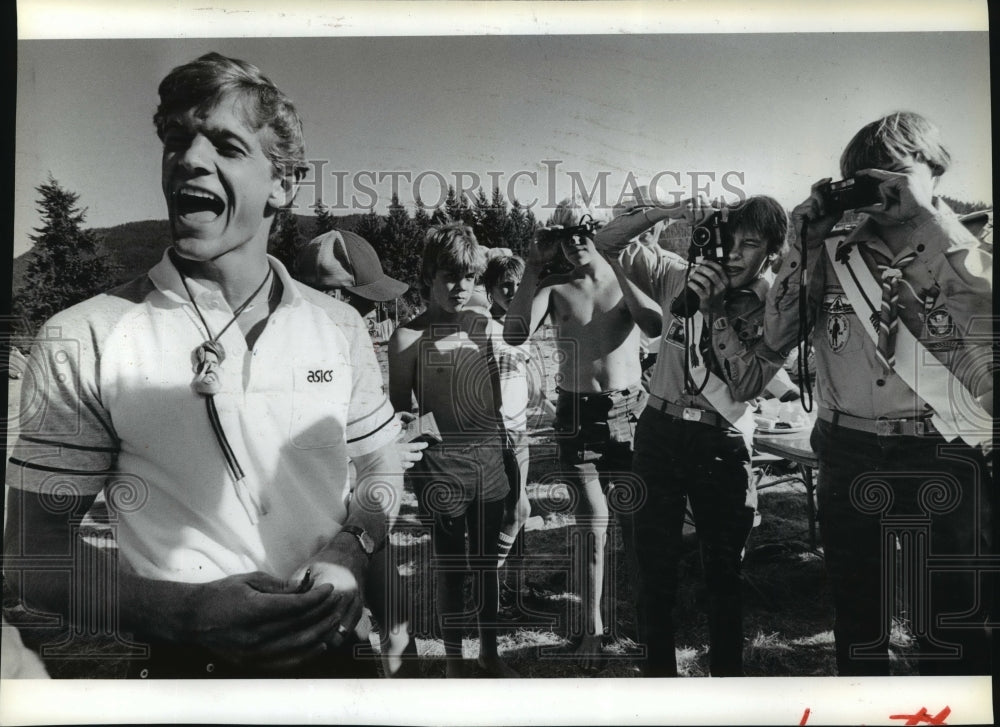 1984 Press Photo Gymnastics Affiliate Peter Vidmar Has His Picture Taken- Historic Images