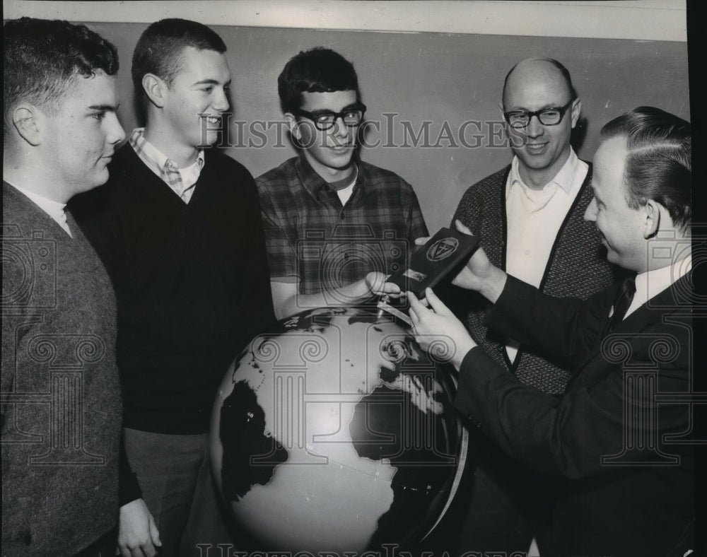 1986 Press Photo Bruce Montgomery Presents Plaque to Officers of Hi-Y- Historic Images