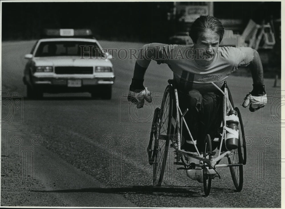 1991 Press Photo Frank Traver races to finish in Centennial Trail Run- Historic Images