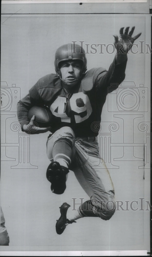 1955 Press Photo Jerry Williams Leaps Forward With Ball in Hand and Arm Out- Historic Images