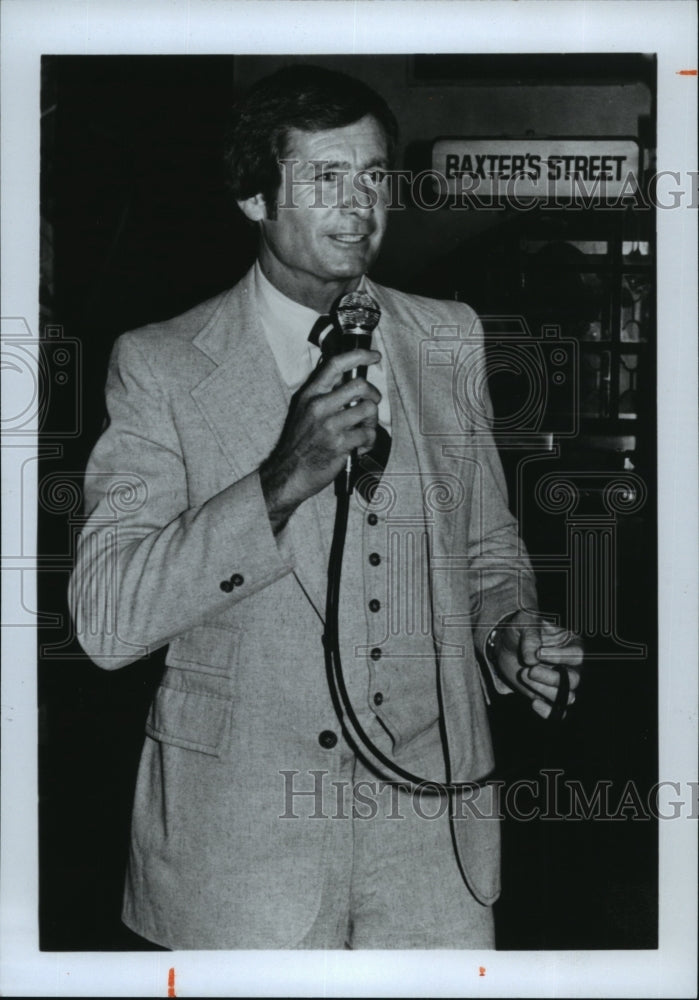 1984 Press Photo Referee Jim Tunney Speaks Into A Microphone - sps13343- Historic Images