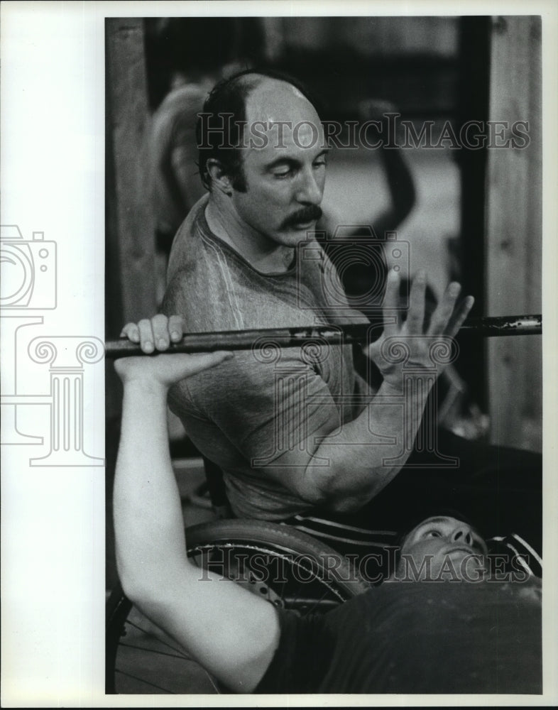 1983 Press Photo Rick Tauber Bench Presses With a Spotter - sps13369- Historic Images