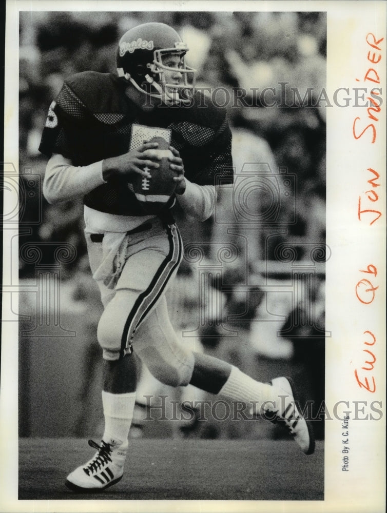 1986 Press Photo Eastern Washington Jon Snider looks for football pass receiver- Historic Images