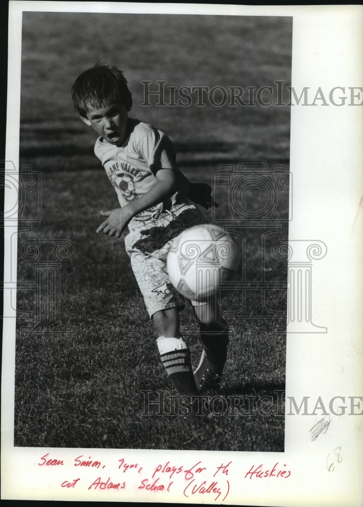 1987 Press Photo Sean Simon, 7, plays soccer for the Huskies at Adams Elementary- Historic Images