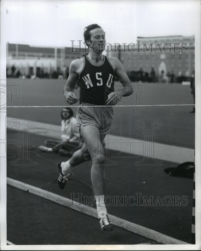 1975 Press Photo Washington State University Track Star Dale Scott During Meet- Historic Images