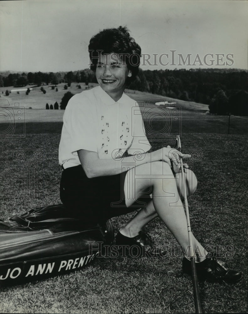 1961 Press Photo Jo Ann Prentice,Ladies Professional Golf Association,holds club- Historic Images