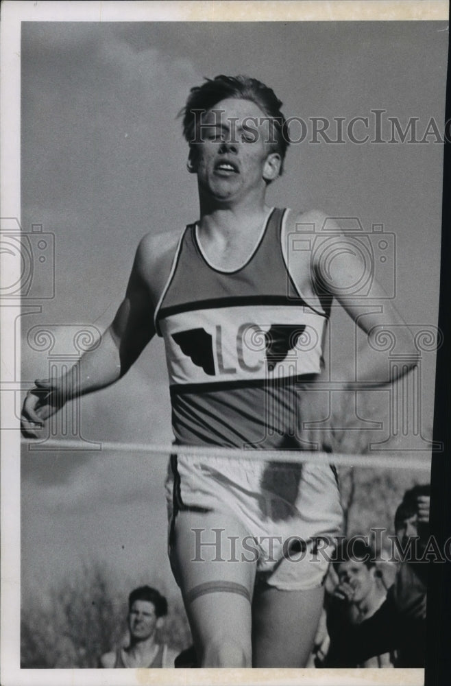 1967 Press Photo Lewis and Clark track &amp; field athlete, Gordon Veium, in action- Historic Images