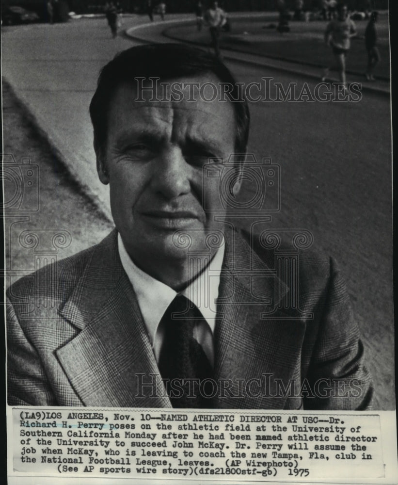 1975 Press Photo Southern California athletic director Richard Perry- Historic Images