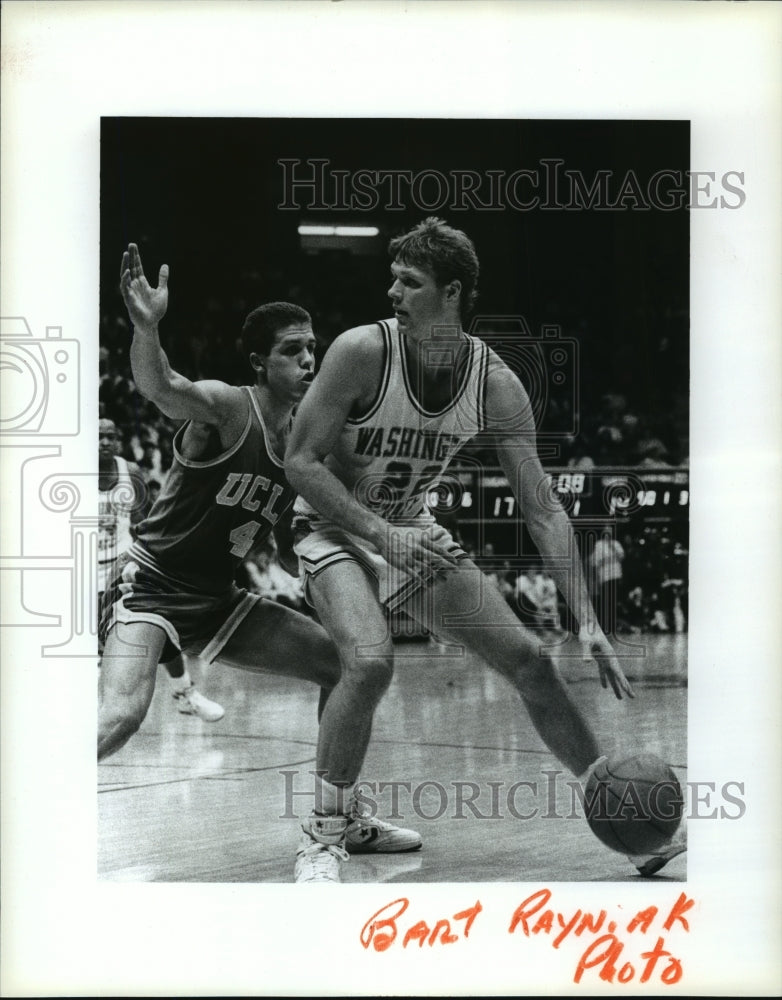 1989 Press Photo Trevor Wilson of UCLA guards Brian Quinnett of Washington State- Historic Images