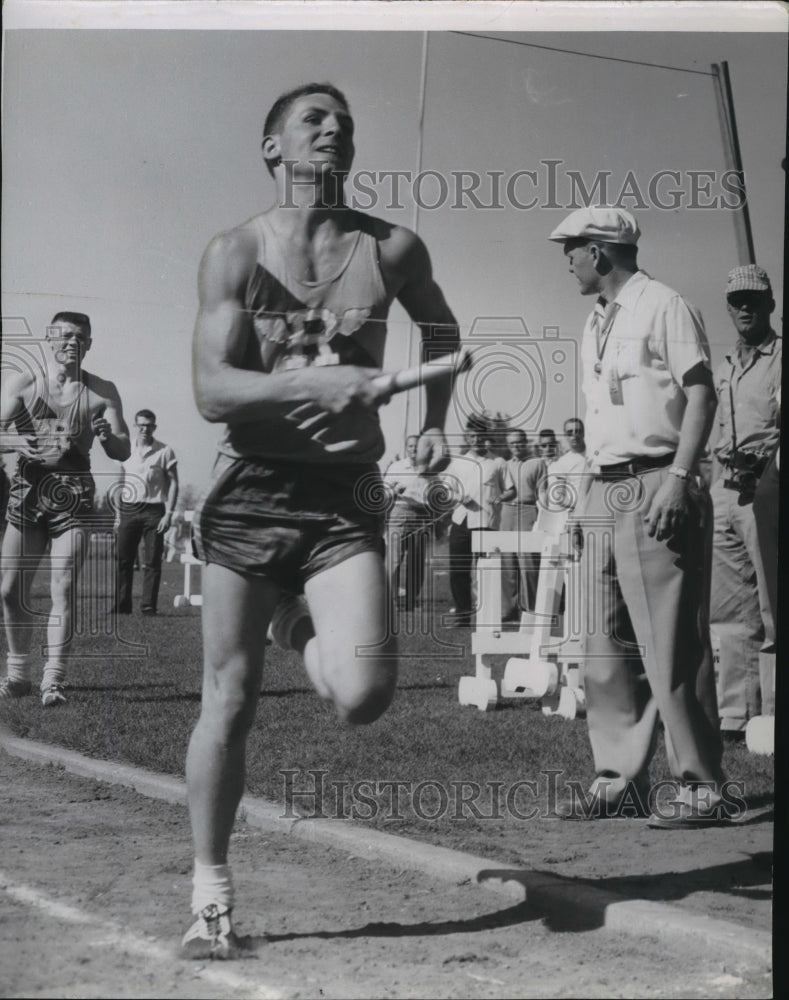 1958 Press Photo Sam Parker runs a relay race at a track and field event- Historic Images