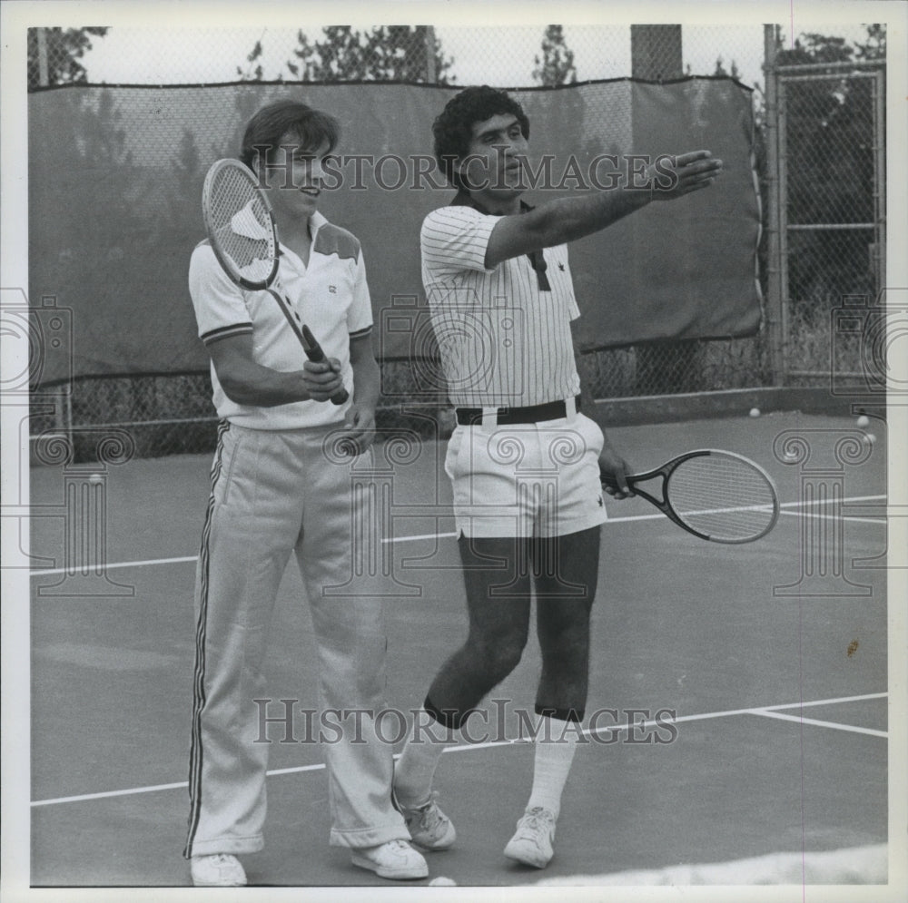 1979 Press Photo Tennis Professional Rick Torres With Tennis Player Mike Manson- Historic Images