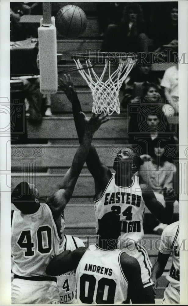 1990 Press Photo David Peed, Eastern Washington basketball, goes up for lay-up- Historic Images