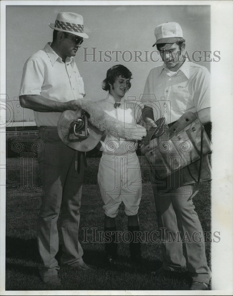 1975 Press Photo Jockey Ken Utecht with Bob Gerwitz and Jerry Webb - sps14079- Historic Images