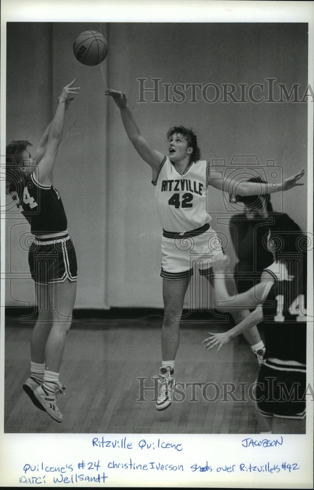 1989 Press Photo Basketball Player Christine Iverson Shoots Over Darci Wellsandt- Historic Images