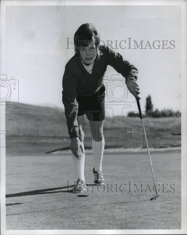 1972 Press Photo Jo Ann Washam, golfer, lines up a putt. - sps14294- Historic Images