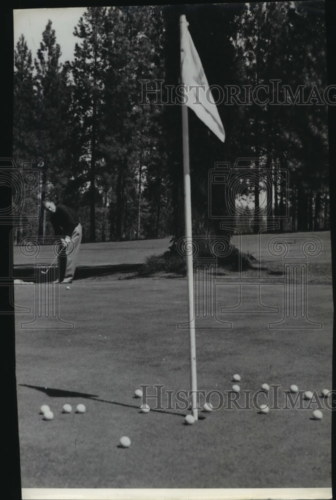 1940 Press Photo Golfer Bud Ward Practicing Driving - sps14335- Historic Images