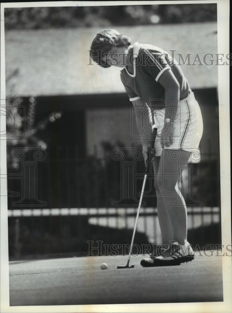 1979 Press Photo Golfer Theresa Schreck Getting Ready to Drive Her Golf Ball- Historic Images