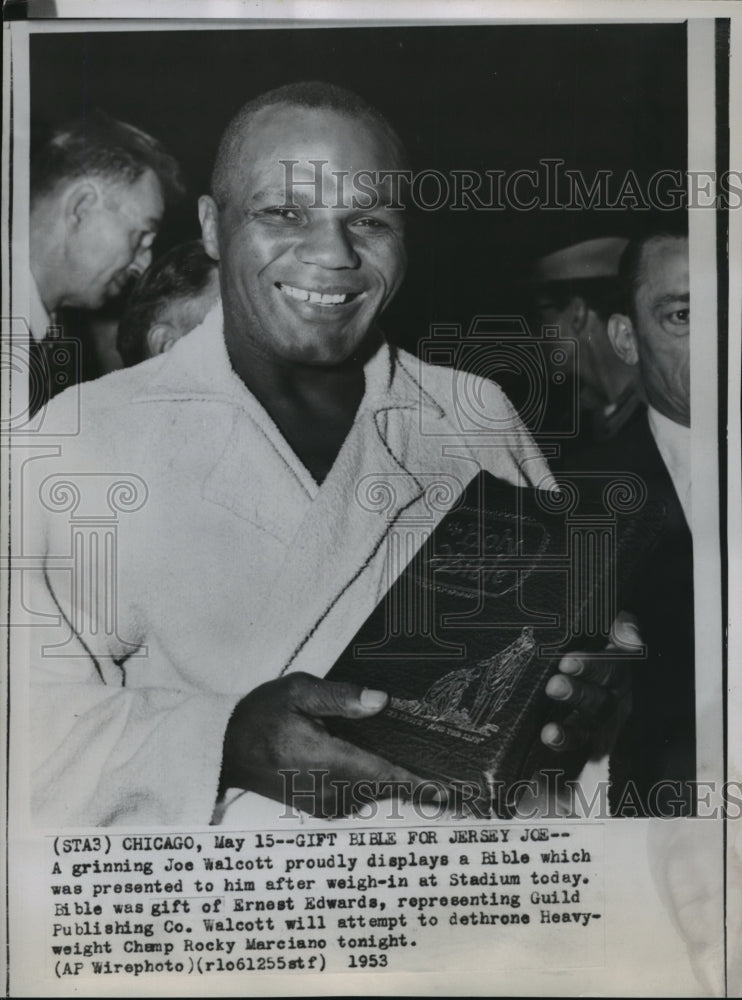 1953 Press Photo Boxer Jersey Joe Walcott poses with Bible before Marciano fight- Historic Images