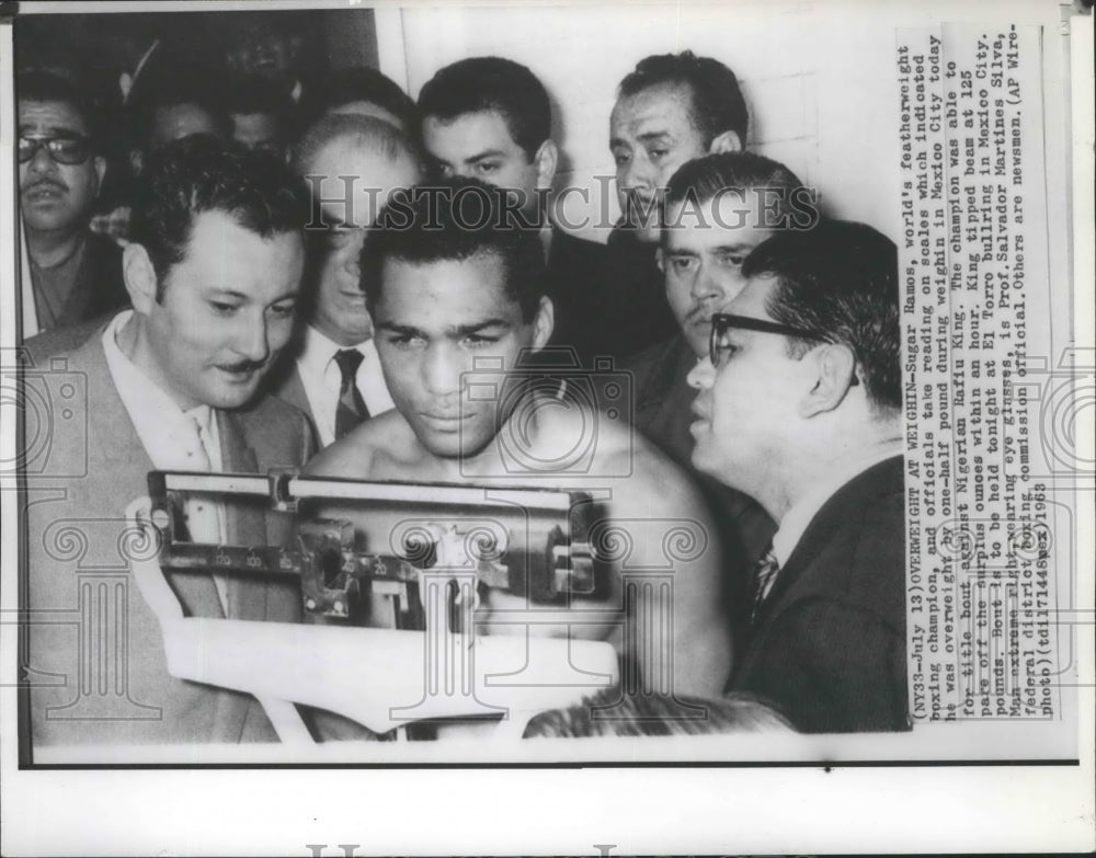 1963 Press Photo Sugar Ramos, world&#39;s featherweight boxing champion weighing in- Historic Images