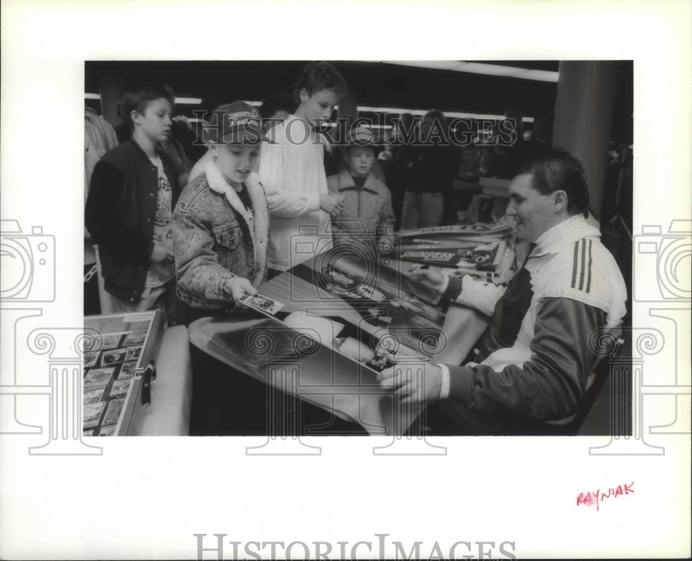 1990 Press Photo Redskins quarterback Mark Rypien signs autographs in Spokane- Historic Images