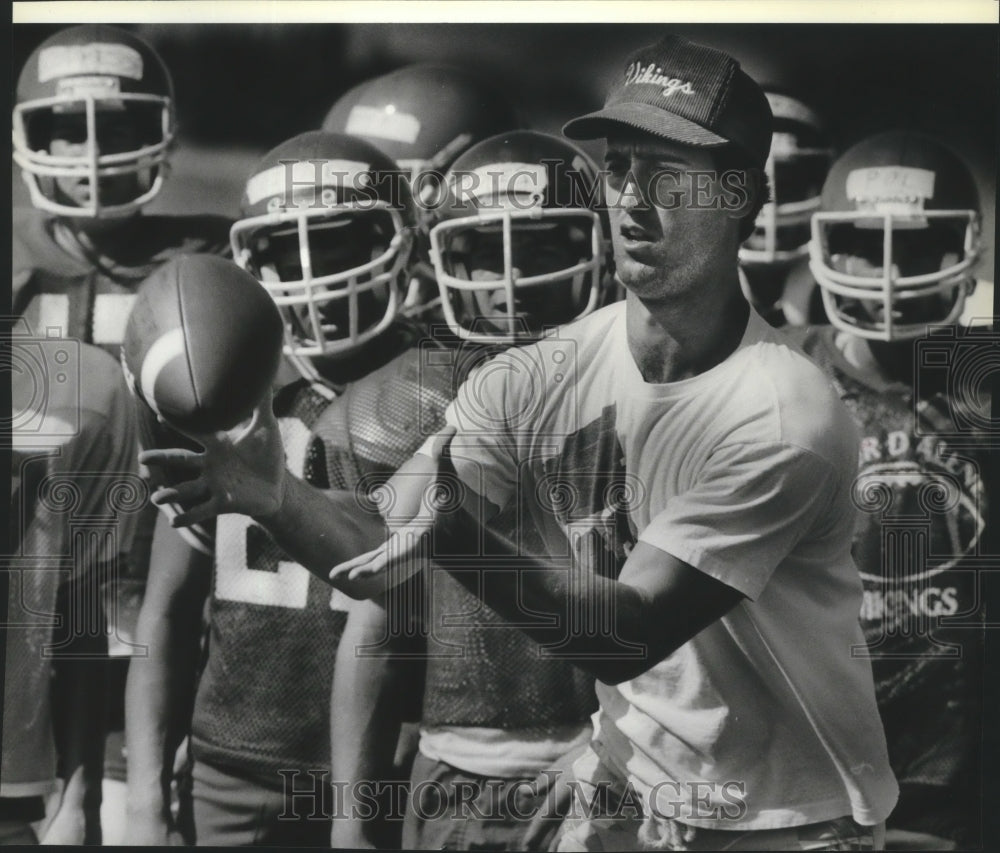 1986 Press Photo Couer d&#39;Alene High Football Rob Rutherford Catching Ball- Historic Images