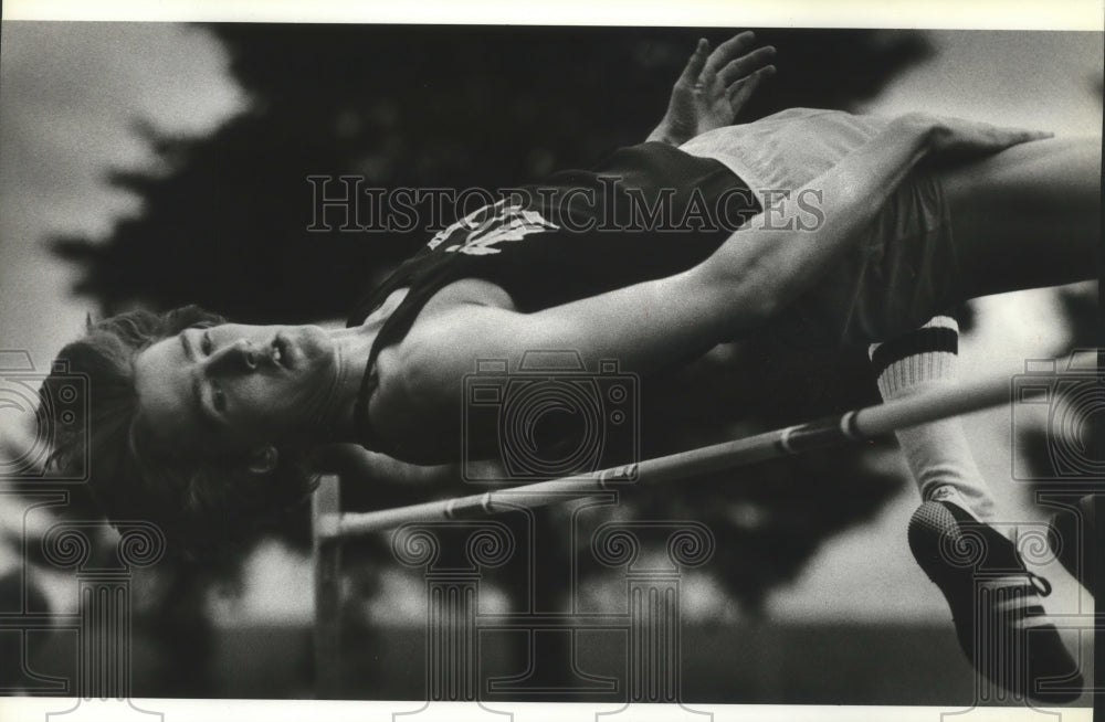 1981 Press Photo University High Trackstar Bill Reed Going Over a Bar- Historic Images