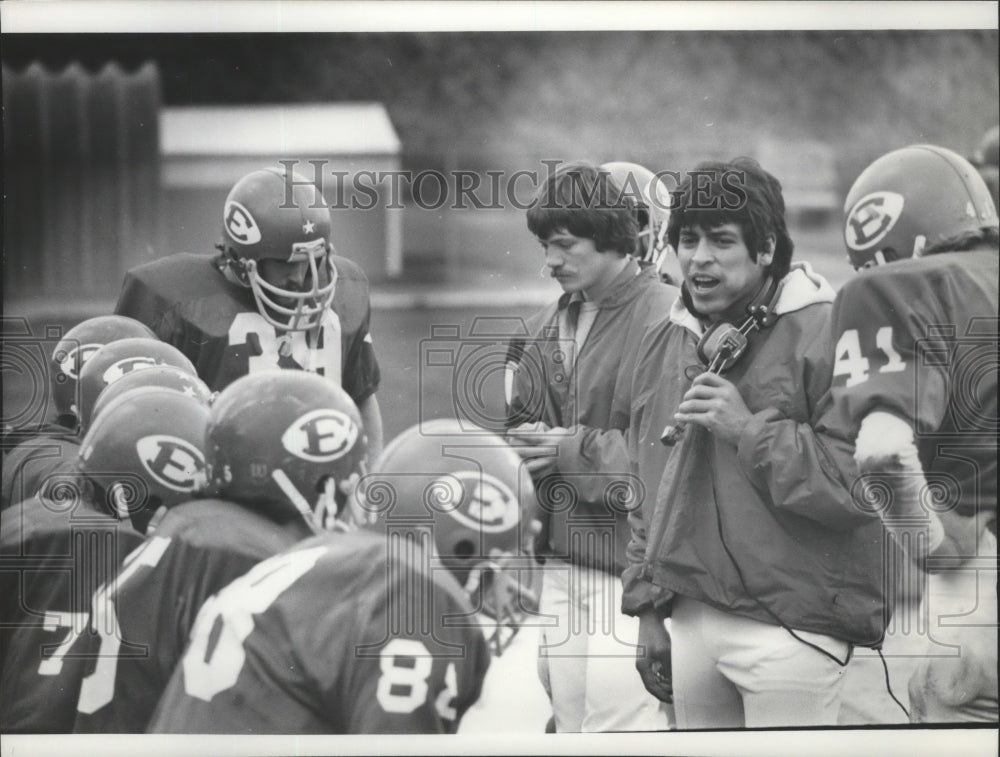 1977 Press Photo Rick Rios, Eastern Washington&#39;s football defensive coach, talks- Historic Images