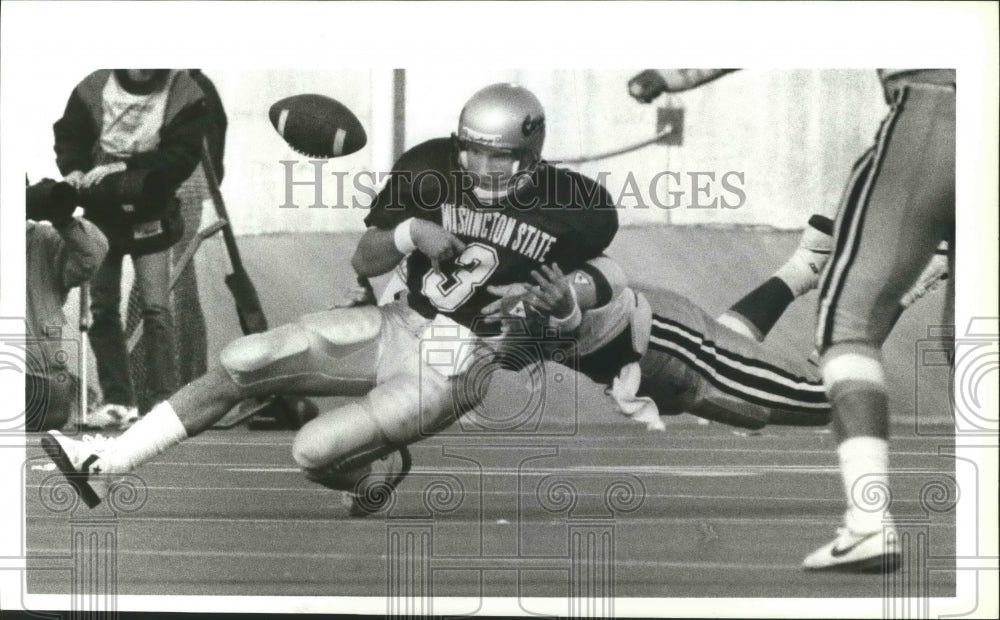 1988 Press Photo Timm Rosenbach of Washington State fumbles the football- Historic Images