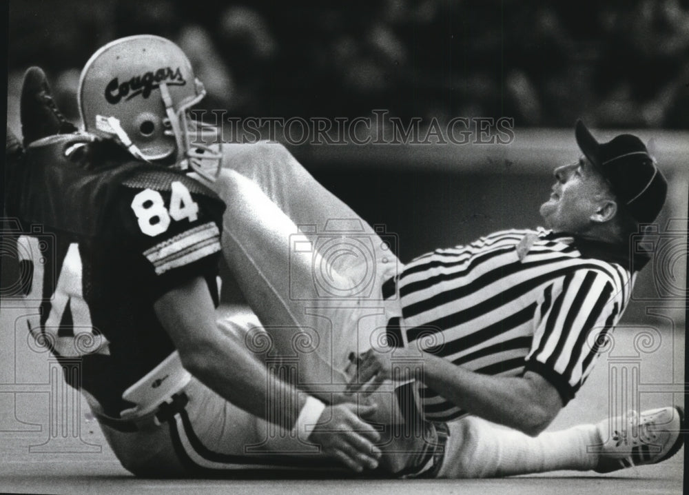 1983 Press Photo A Washington State player upends referee Hank Sadars- Historic Images