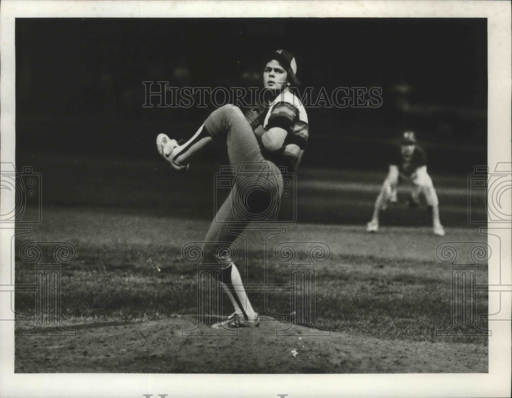 1979 Press Photo Pitcher Mark Robinson winds up - sps14715- Historic Images