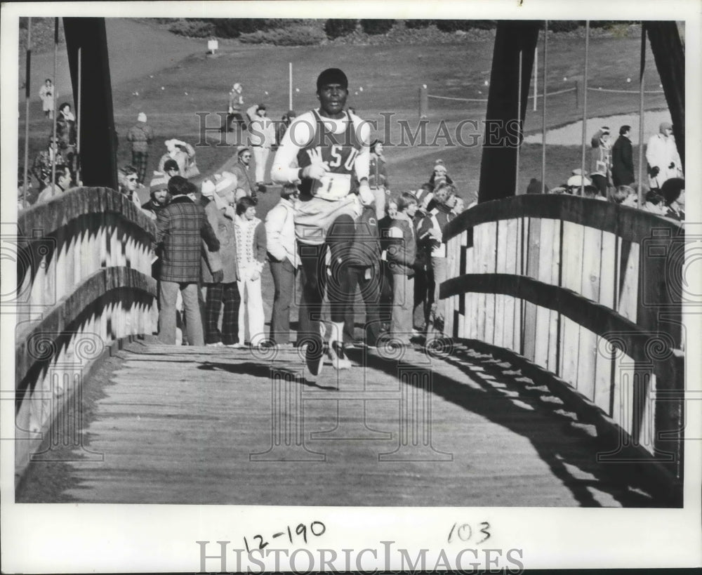 1977 Press Photo Washington State runner Henry Rono crosses a bridge - sps14723- Historic Images