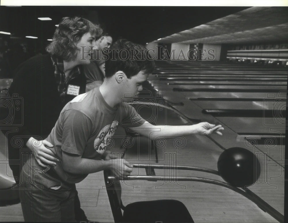 1986 Press Photo A competitor at Special Olympics tournament at Colonial Bowl- Historic Images