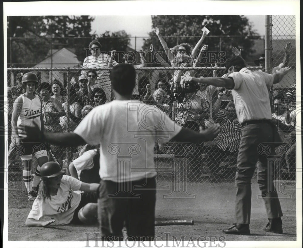 1994 Press Photo Softball Tammy Bradstreet scores on a ground ball - sps14753- Historic Images