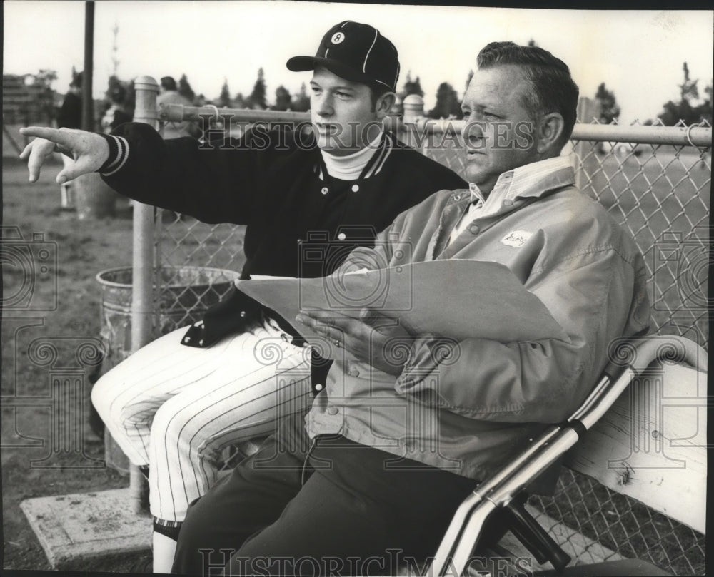 1972 Press Photo Softball player and manager Dave Forsythe and George Knowles- Historic Images