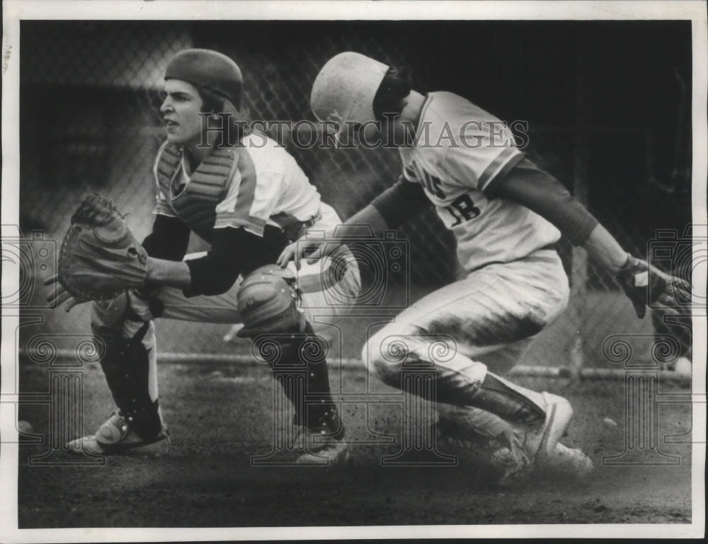 1992 Press Photo Lewis &amp; Clark catcher waits for baseball to make play at home- Historic Images