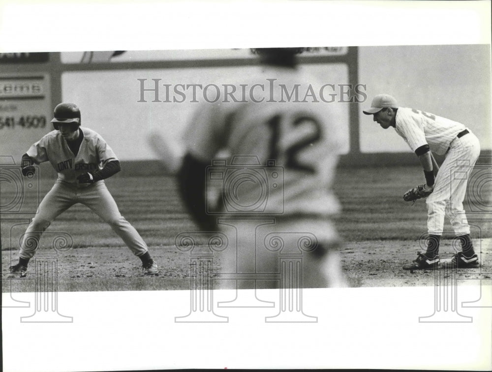 1993 Press Photo #12 Casey Lynch watches man lead-off, Greater Spokane baseball- Historic Images