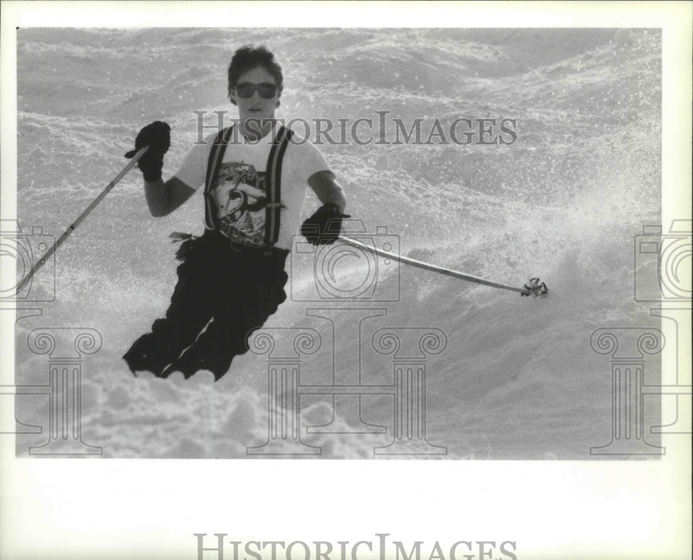 1988 Press Photo Skier in short sleeves slides down Silverhorn deep powder slope- Historic Images