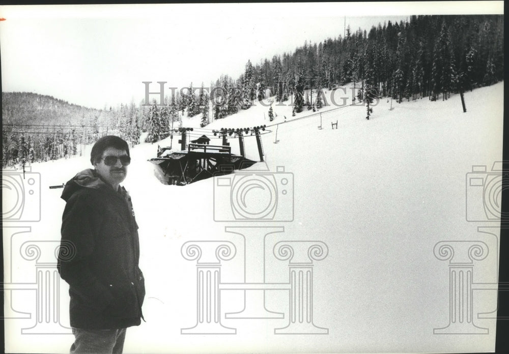 1982 Press Photo Bill LaFever in front of ski lift at Silverhorn Ski Resort- Historic Images