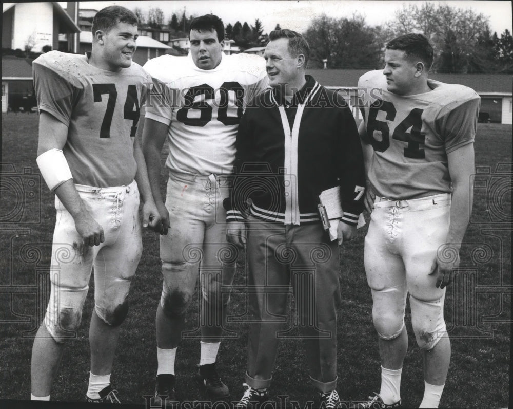 1968 Press Photo WSU Head Football Jim Sweeney with Football Players- Historic Images