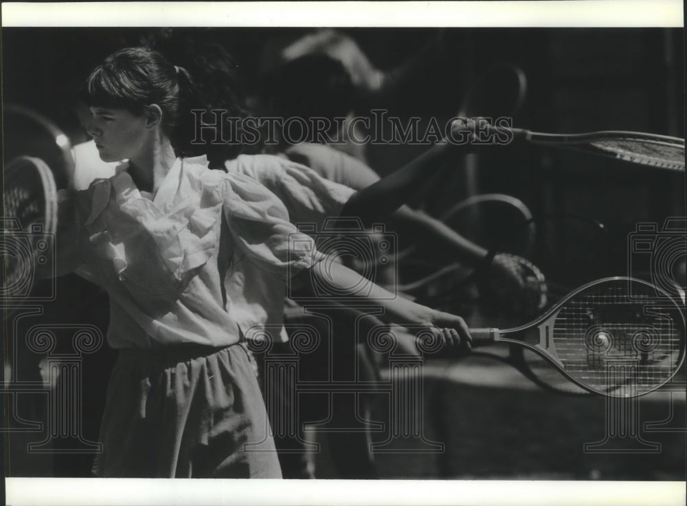 1989 Press Photo Patricia Turley Concentrates on Swing at Tennis Class- Historic Images