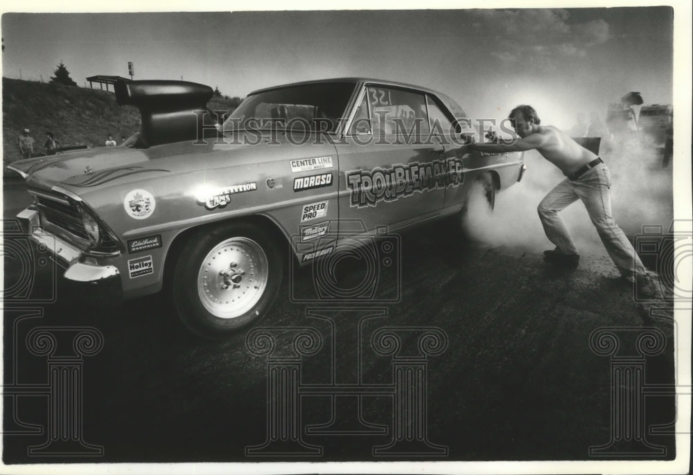 1982 Press Photo Bill Maltman, in drag racer &quot;Troublemaker,&quot; does burn-outs- Historic Images