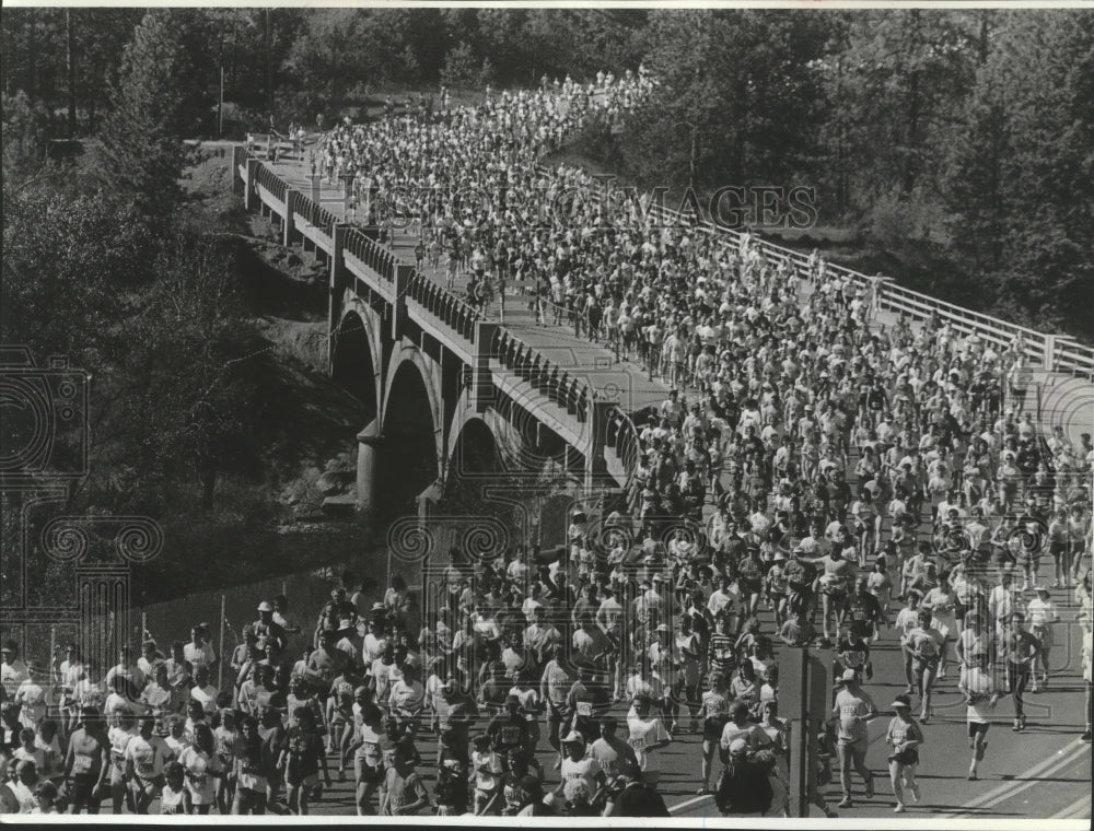 1990 Press Photo A horde of runners on the Meenach Bridge during race, Bloomsday- Historic Images