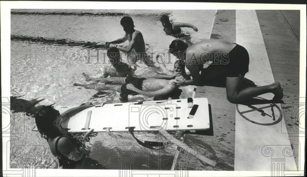 1987 Press Photo Lifeguards Practicing Rescue Procedures at Cannon Park Pool- Historic Images