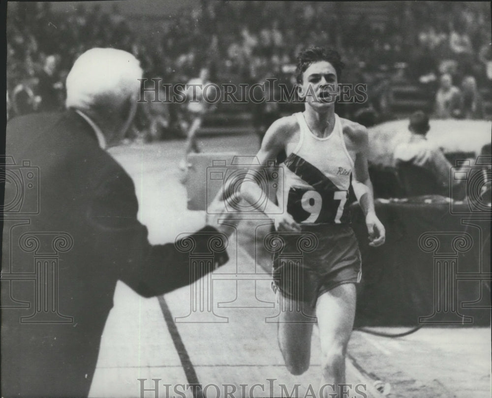 1966 Press Photo Track runner Rick Riley finishes a race - sps15276- Historic Images